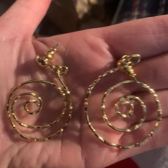 Jewelry - ❤️10 for $20❤️Gold earrings